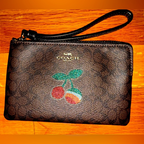 COACH F31891 Corner Zip Wristlet Signature Cherry - NWT - Picture 2 of 5